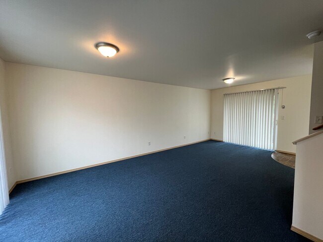 Building Photo - Three Bedroom Townhouse Style Unit