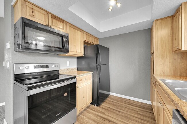 Building Photo - $1,495, 2-bed, 1.5 bath Unit in CO Springs with Assigned Parking Spot.