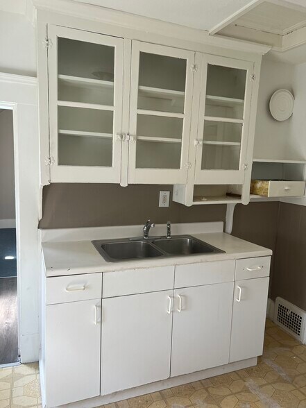 Kitchen - 4239 E 96th St