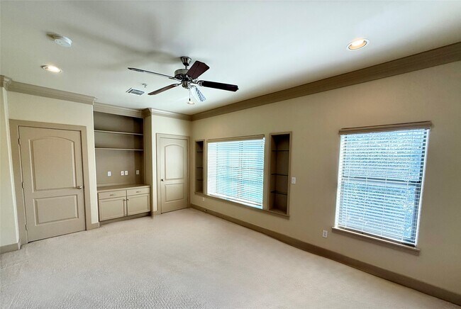 Building Photo - 953 Yale St