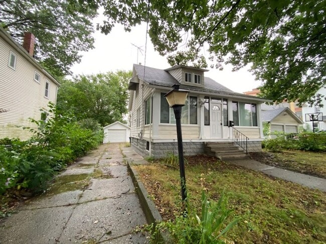 Building Photo - 484 Hammel St