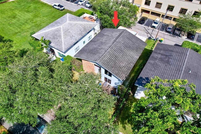 Building Photo - 539 Menendez Ave