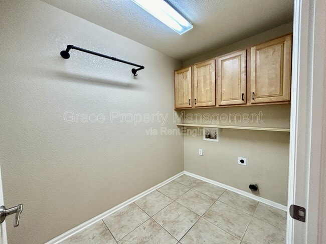 Building Photo - 479 Hayloft Way