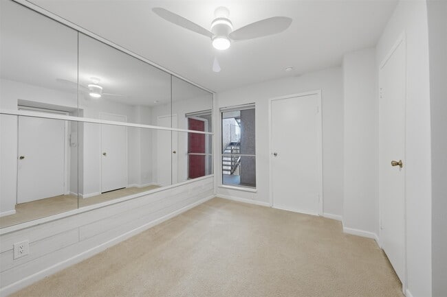 Building Photo - 10855 Meadowglen Ln