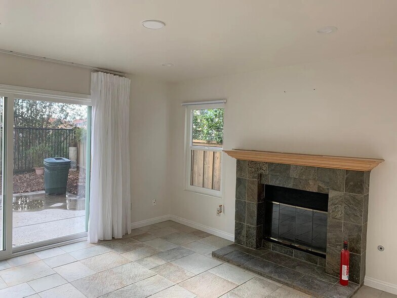 Building Photo - 10734 Chinon Cir