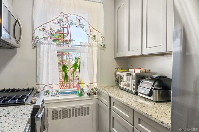 Building Photo - 600 Pelham Rd