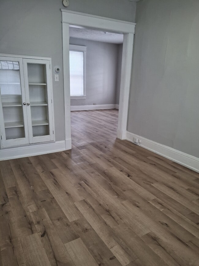 Building Photo - 913 E Washington St