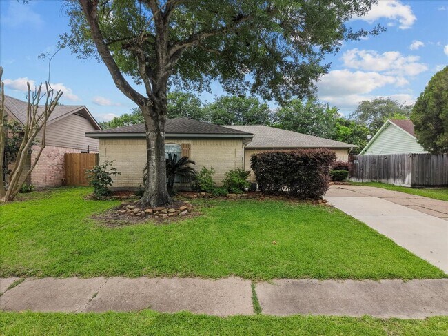 Building Photo - 883 Silverpines Rd