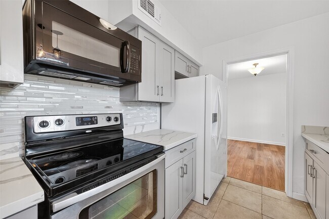 Building Photo - 500 N Post Oak Ln