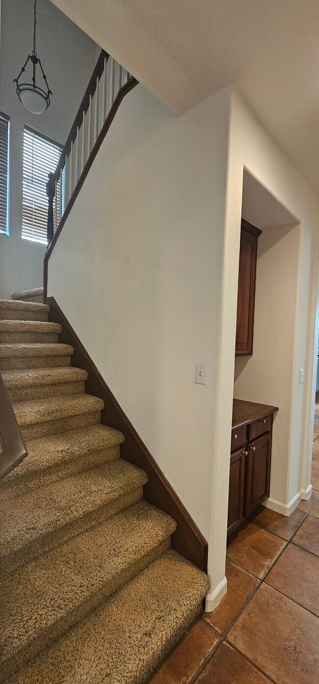 Building Photo - 5012 Crest Dr