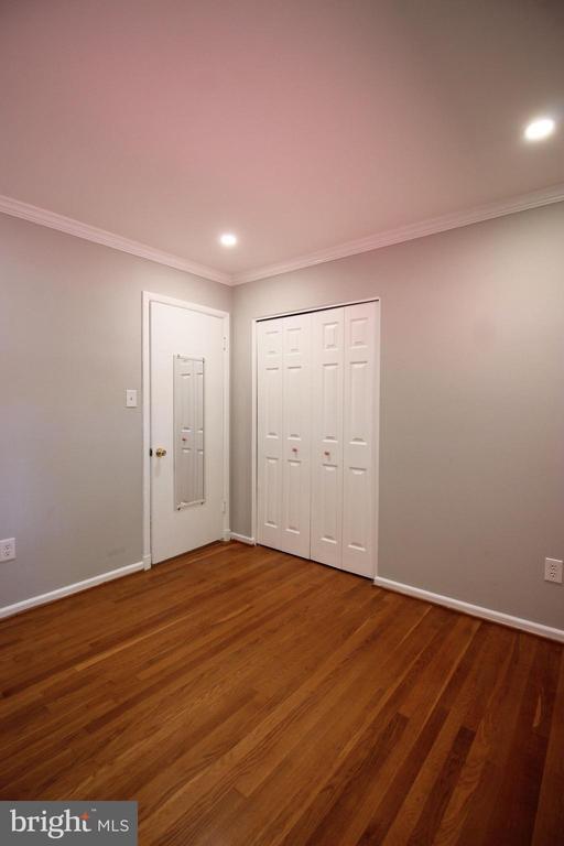 Building Photo - 102 Yeonas Dr SE
