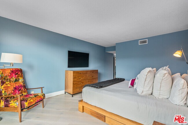 Building Photo - 723 Westmount Dr