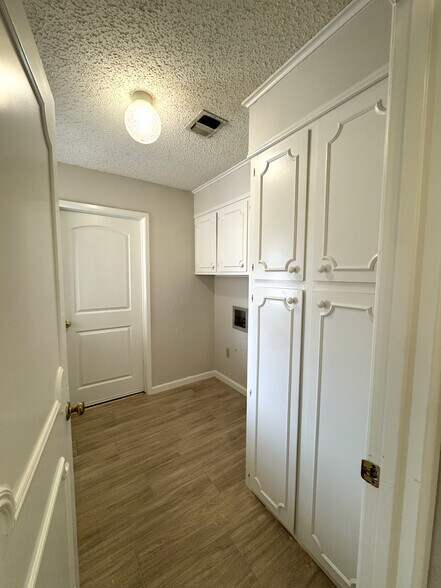 Building Photo - 2405 Stutz Plz