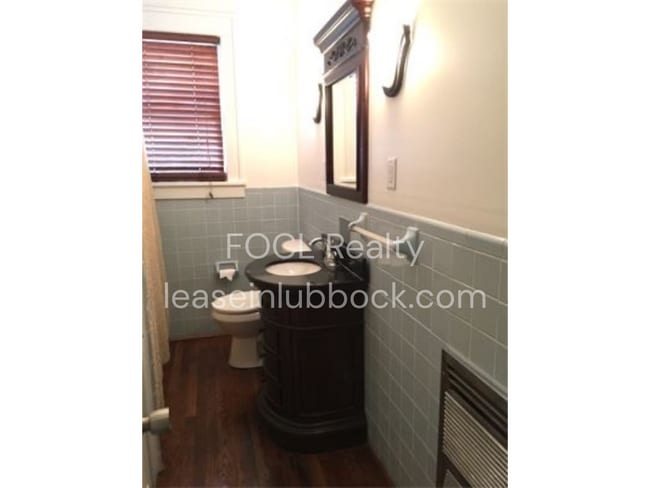 Building Photo - Large 3 bed 2 bath, Walking Distance to Tech