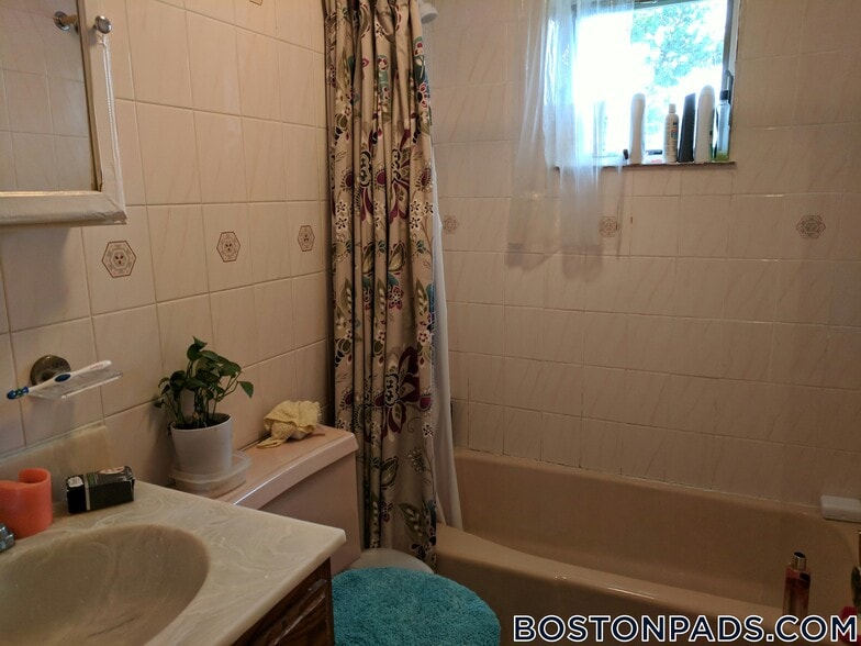 Building Photo - 92 Sylvia St