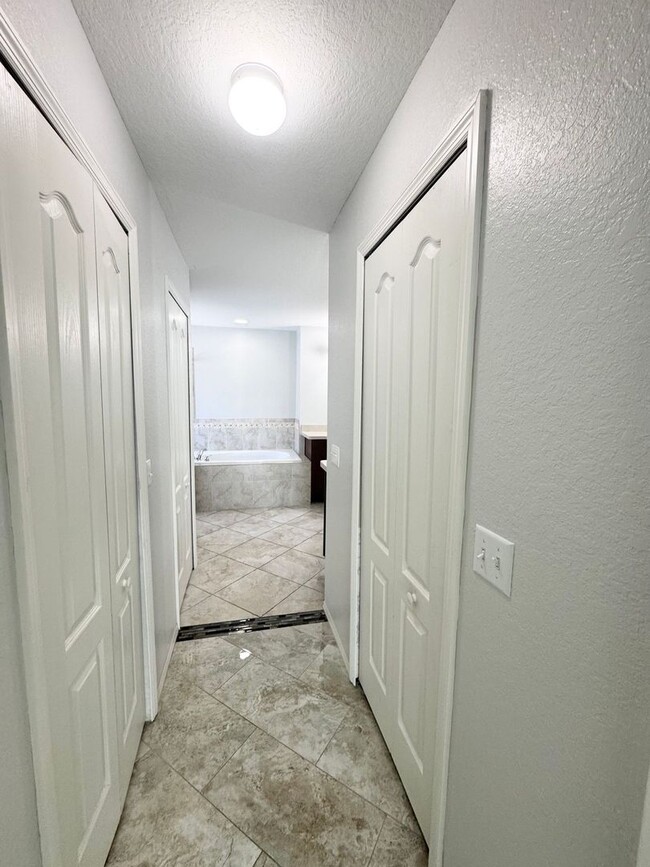 Building Photo - 4 Bedroom 2 Bath - Gated Community - Move ...