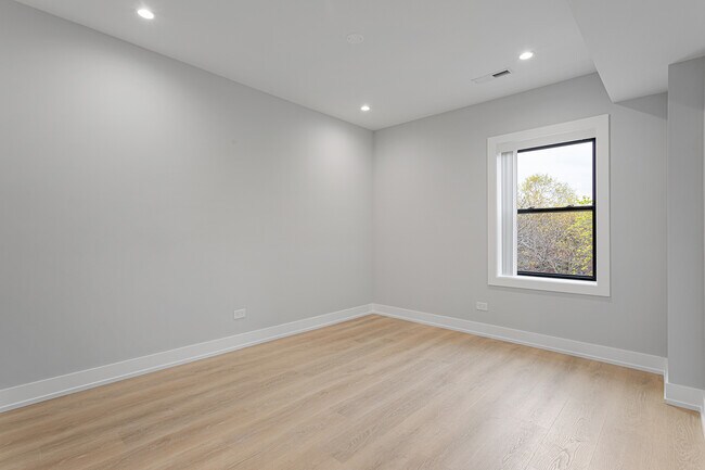 Building Photo - 1558 W Juneway Terrace