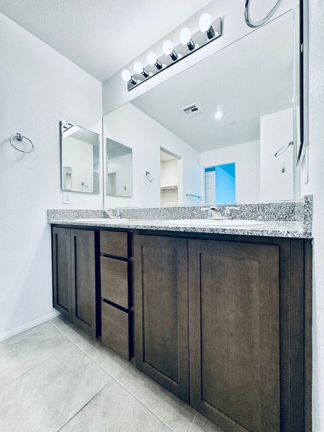 Building Photo - AMAZING, CORNER LOT, UPGRADED TOWNHOME IN "HENDERSON!!"  NEXT DOOR TO COMMUNITY DOG PARK!!