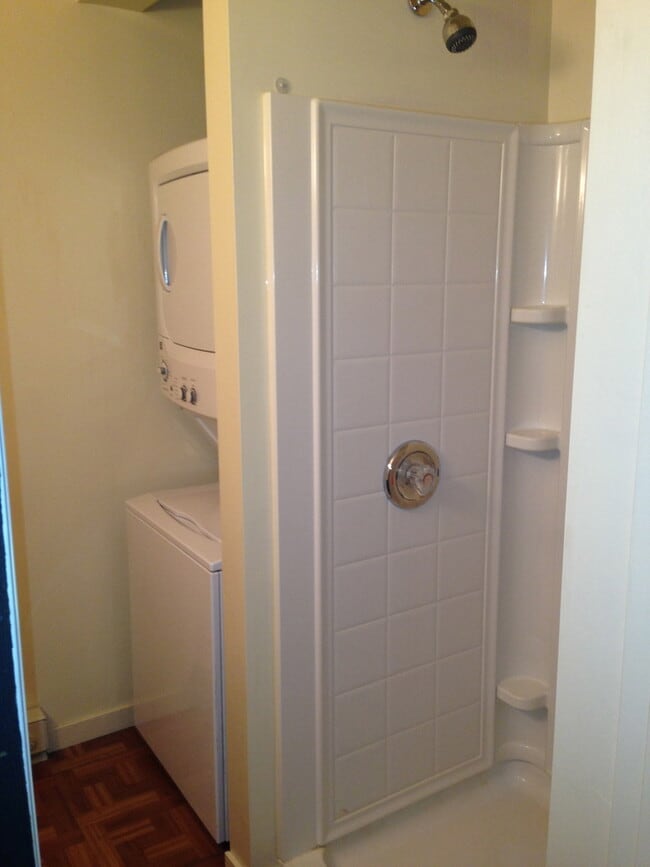 Building Photo - 3 Bedroom 2 Bath Duplex - Pets Negotiable ...