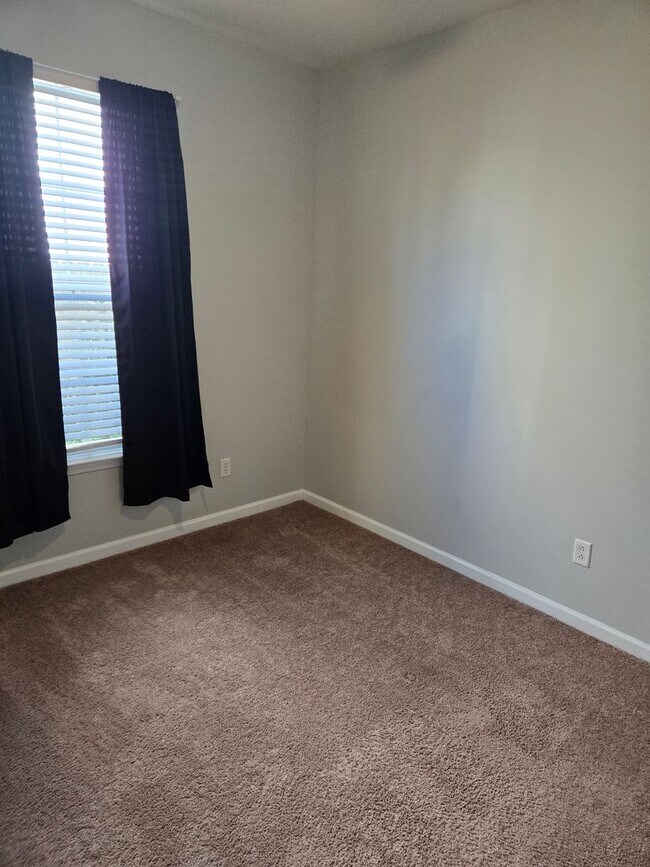 Building Photo - Beautiful 3 bedroom available
