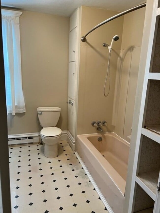Building Photo - Beautiful 4 Bedroom 2 Bath House now Avail...