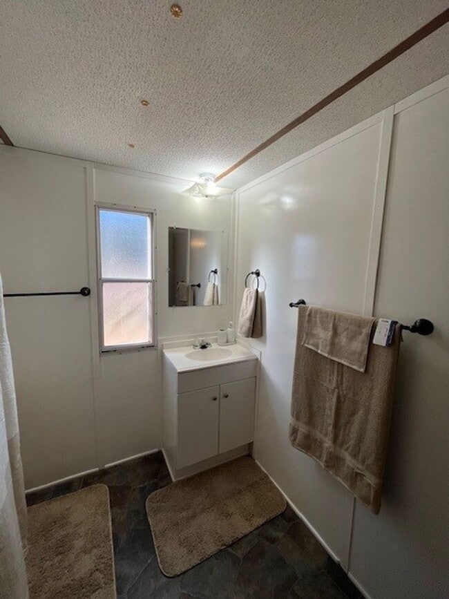 Building Photo - Welcome to this charming 2-bedroom, 1.5-bathroom home located in the desirable area of Leland, NC