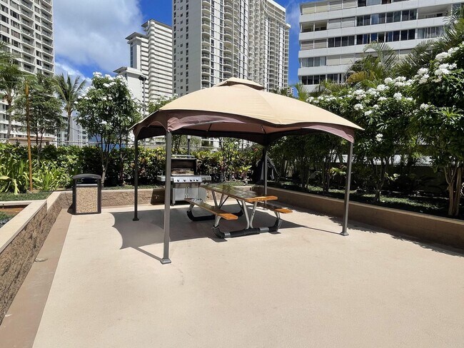 Building Photo - Waikiki, Pet Friendly. Central AC