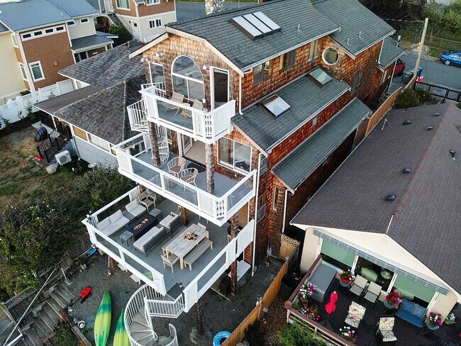 Building Photo - 19118 Soundview Dr NW