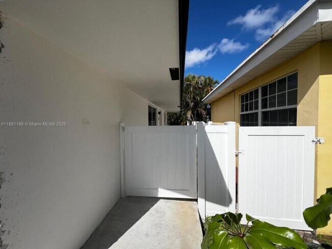 Building Photo - 2 bedroom in Hollywood FL 33021