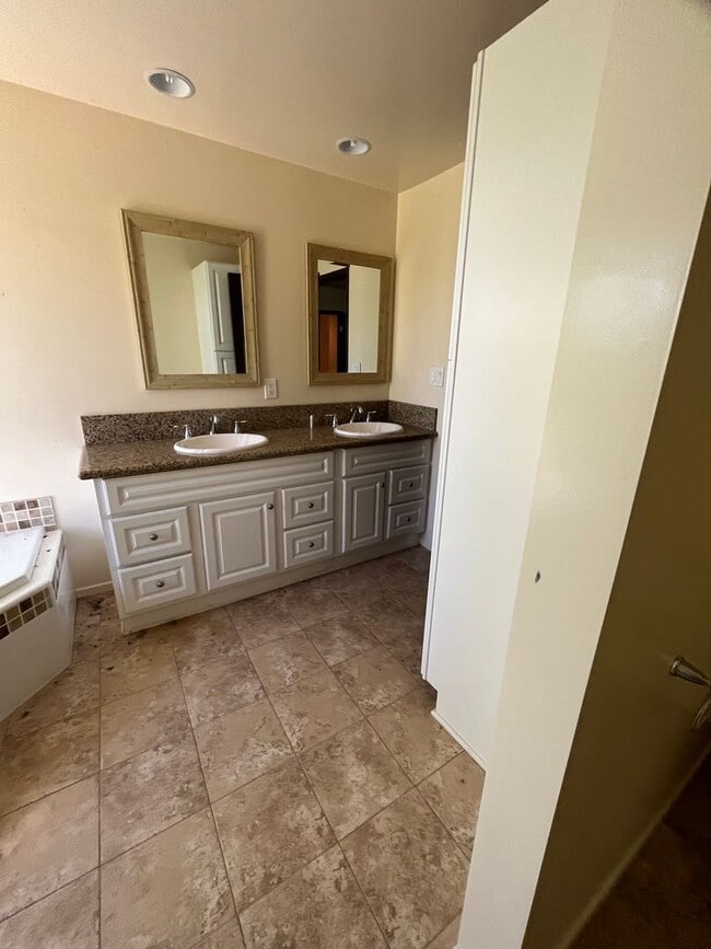 Building Photo - 4 bedroom and 4 bathroom house in LA Canada, California