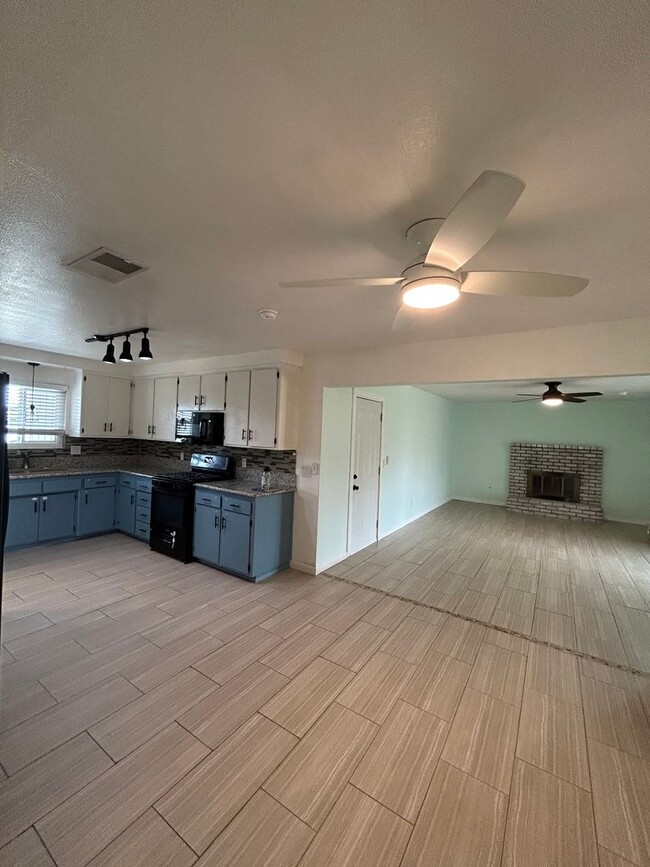 Building Photo - 854 Clover Ln