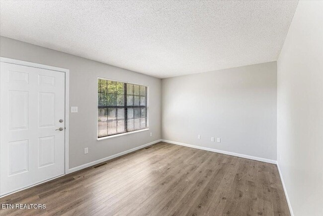 Building Photo - 5917 W Pine Ln