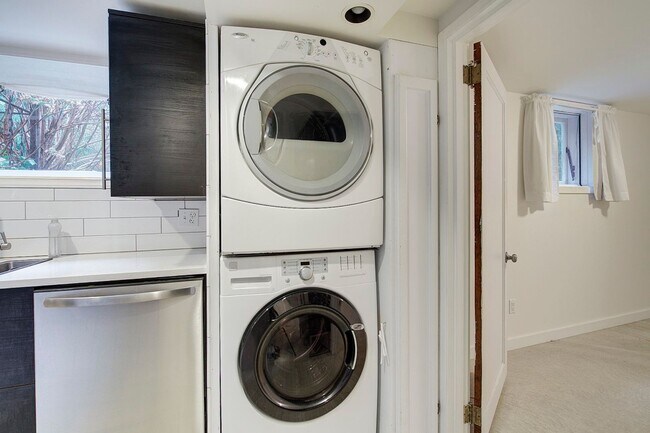 Building Photo - 5Bd/2.5Ba Redmond House