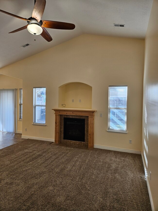 Building Photo - 1023 W Boston Ct