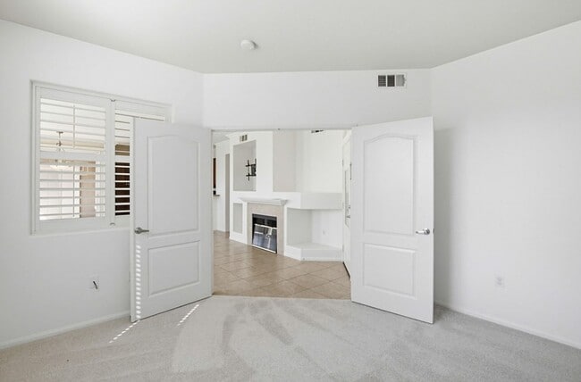 Building Photo - Single Level Condo - 2 Bedroom + Den With Views in Sabre Springs