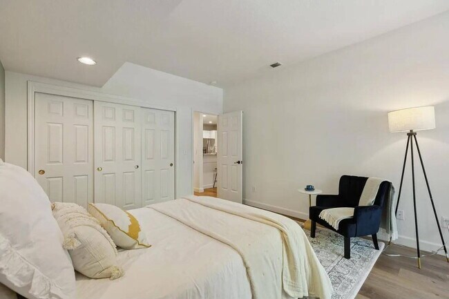 Building Photo - Stylish Golf Course Condo in North San Jose