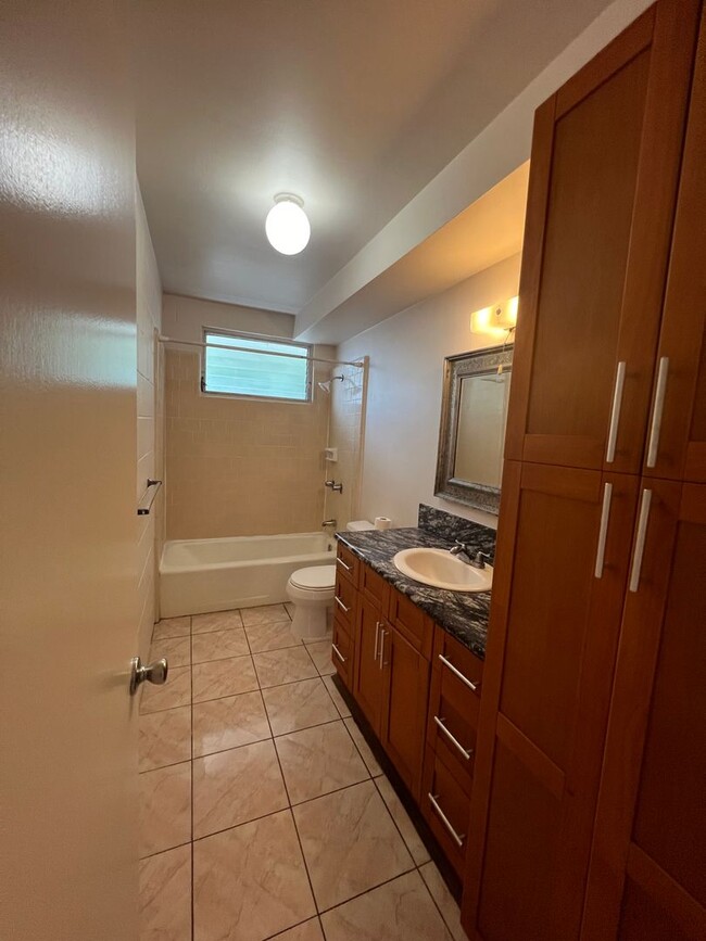 Building Photo - 2 bedroom, 1 bath, 1 parking in Makiki!