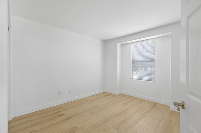 Building Photo - Gorgeous 3BD 2-Story Home in the Sorrento Community in Porter Ranch!
