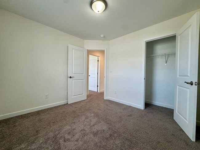 Building Photo - Modern 4 BR | 2.5 BA Townhome with Garage ...