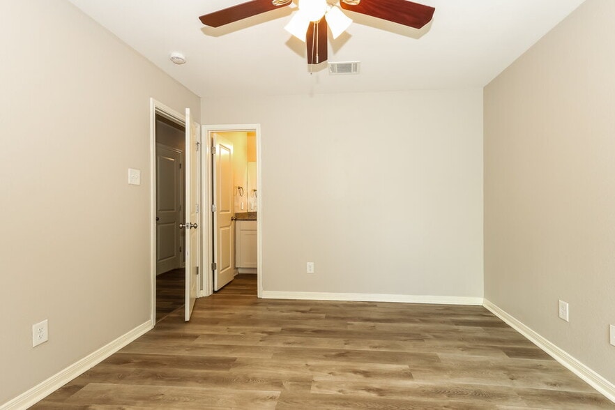 Building Photo - 15653 Del Norte Dr