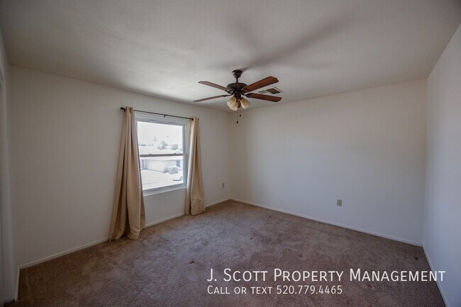 Building Photo - 1421 W Camino Ct