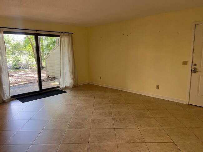 Building Photo - Unfurnished First Floor 3BR Condo in Sea P...