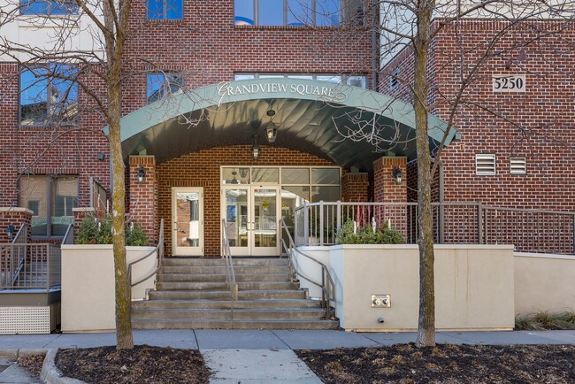 Building Photo - 5250 Grandview Square