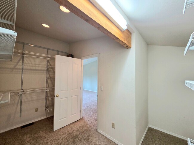 Building Photo - Grandiose Home on 1 Acre -- in East Wenatchee for Rent!! **5 Bed, 3 Bath**