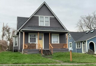 Building Photo - Craftsman's Style Near WWU!!!!