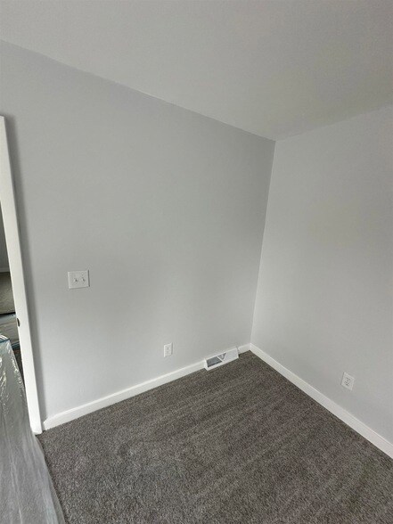 Building Photo - 748 S 24th St