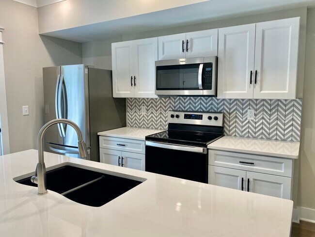 Building Photo - 1001 Thomas Ave