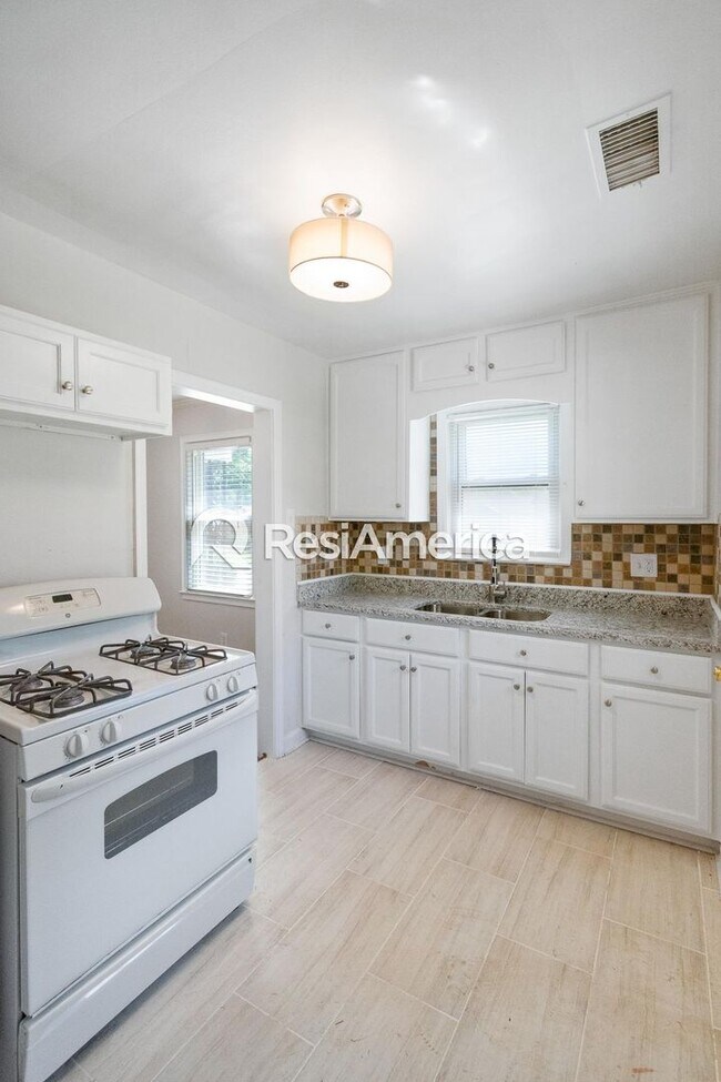 Building Photo - Newly Renovated off High Point Terrace!