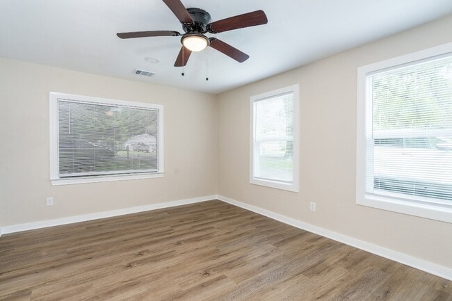 Building Photo - 605 Hospital St