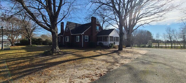 Building Photo - Lewisville Gem!